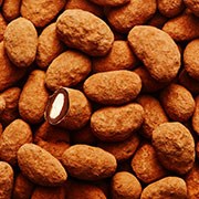 Praliné Cocoa Let ristede spanske mandler, nougat, mørk chokolade Guayas 71 % og kakao.