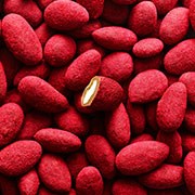 Raspberry Red Let ristede spanske mandler, praliné, mælkechokolade og hindbær.