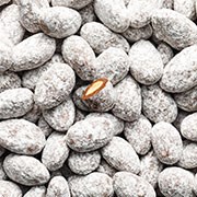 Nougat Let ristede spanske mandler, nougat og mælkechokolade.