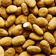 Liquorice Let ristede spanske mandler, hvid chokolade og lakrids.
