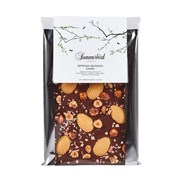 Mørk chokolade Amazonas 61%, Amber Classic-chokolade, krokant af Piemonte-hasselnødder og rabarberdrys.